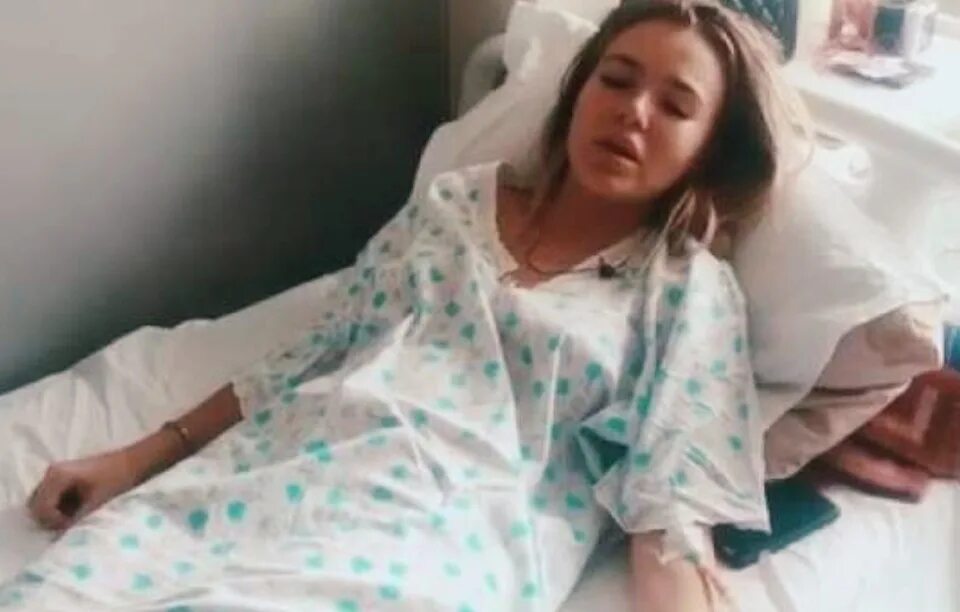 Приходит девушка в больницу. Девушка на больничной койке. девушка лежит в больнице в палате.