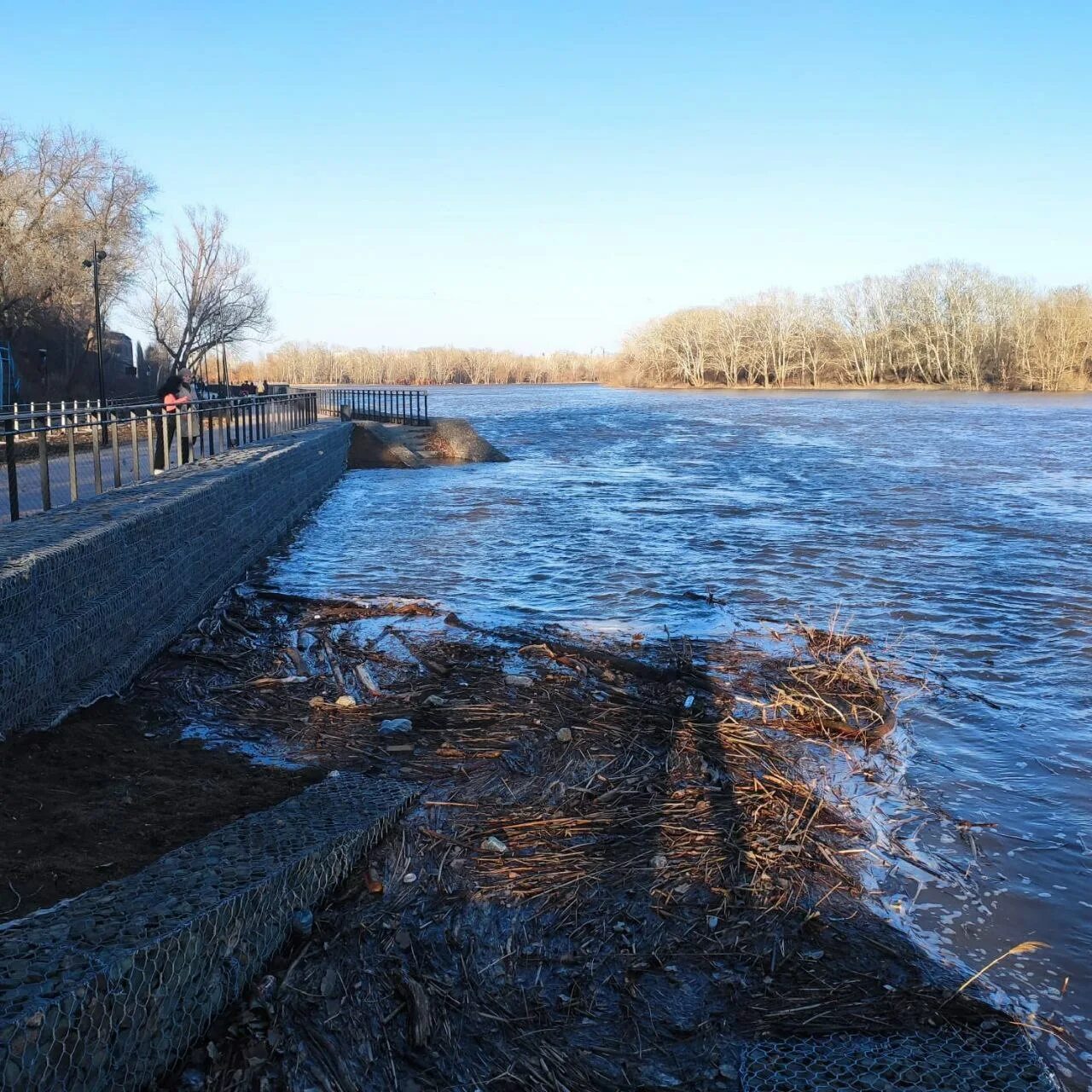 Река урал в оренбурге уровень воды сегодня. Река Урал Оренбург. Река Урал уровень. Гидропост на реке. Река Урал в Оренбурге сейчас.