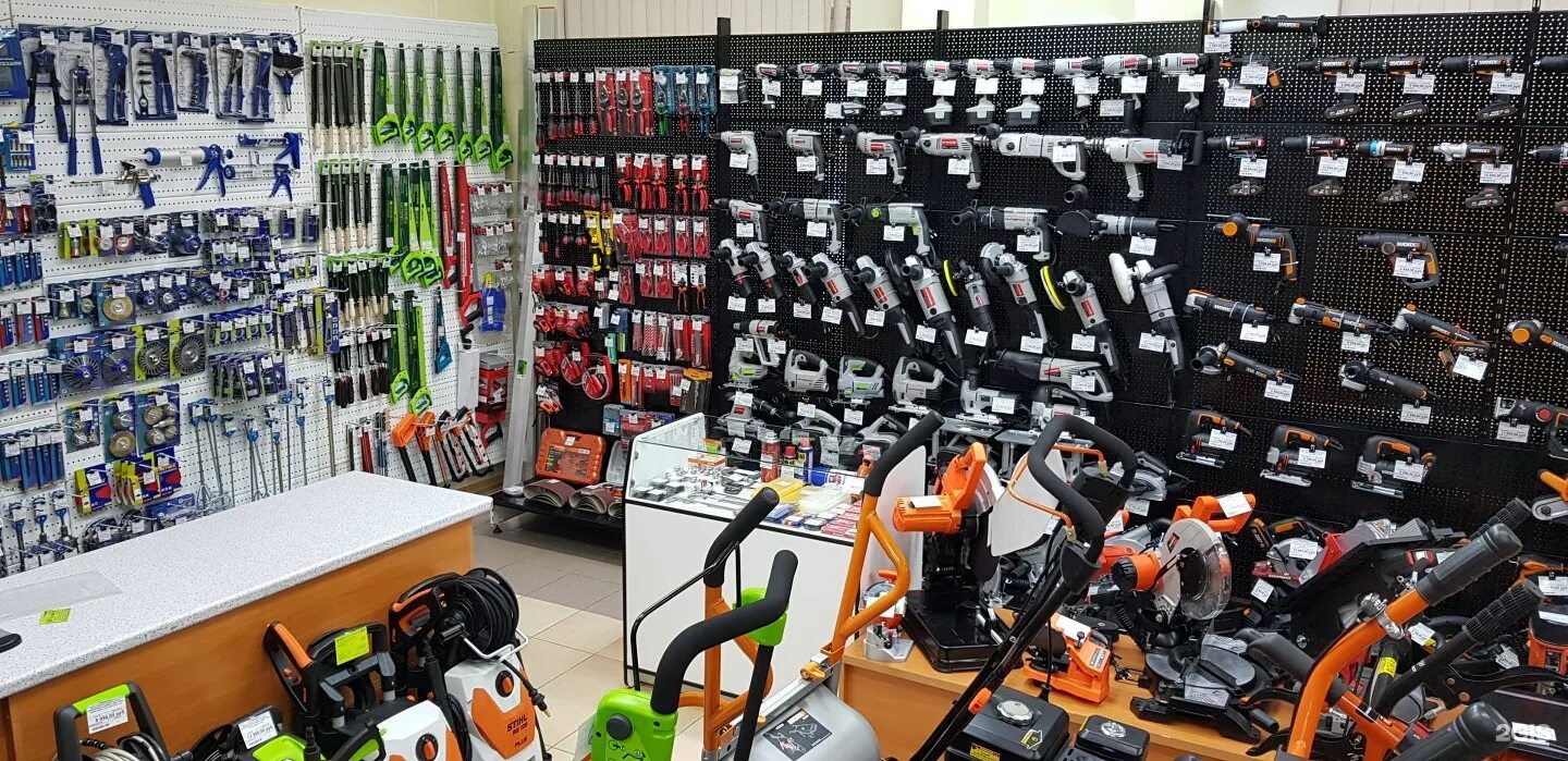 стенд stihl. правильный инструмент пенза. наружная реклама магазина инструментов. витрина бензопил. электро и бензоинструменты.