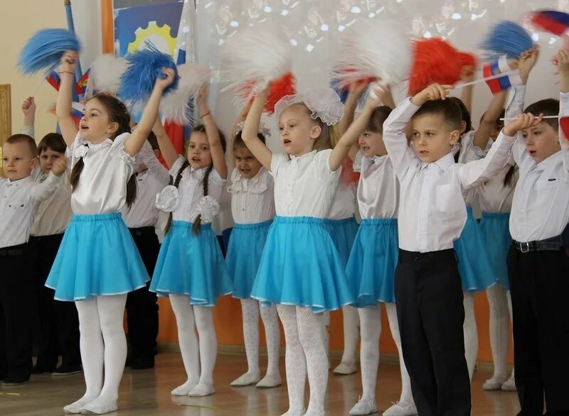 Патриотическая песня начальная школа. Украсить сцену к 23 февраля дом культуры. Конкурс военно патриотических песен в школе. Патриотическая песня начальная школа. Патриотический костюм для детей.