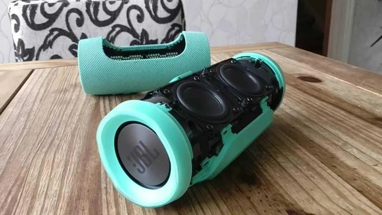 Как разобрать портативную колонку. Колонка JBL charge 3. JBL charge 3 inside. JBL колонка charge 10 в. Динамики JBL charge 3.