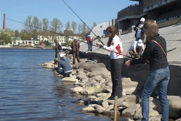 Ловли санкт петербург. Фестиваль корюшки в Санкт-Петербурге Петропавловская крепость. Рыбалка в СПБ на Неве. Ловля корюшки в Питере. Рыбаки на Неве.