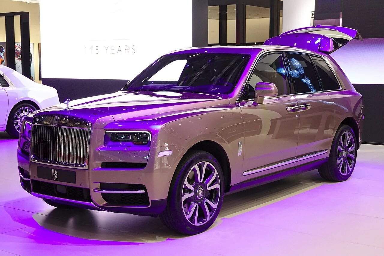 Rolls cullinan цена. Rolls-Royce Куллинан. Rolls Royce Cullinan 2021. Роллс Ройс джип 2022. Роллс Ройс джип 2021.