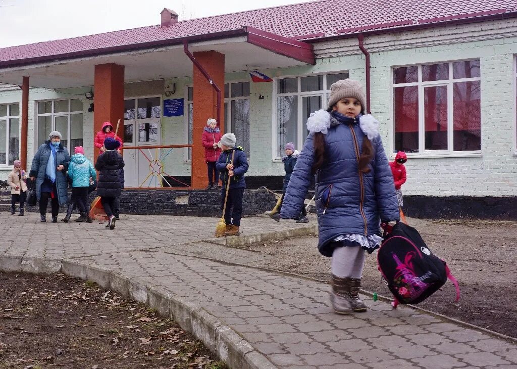 Школа пос Зорино Гвардейский район. Посёлок Зорино Гвардейский район. Школа Зорино Калининградская область. Гвардейский район Калининградская Зорино. Погода на неделю гвардейск калининградской