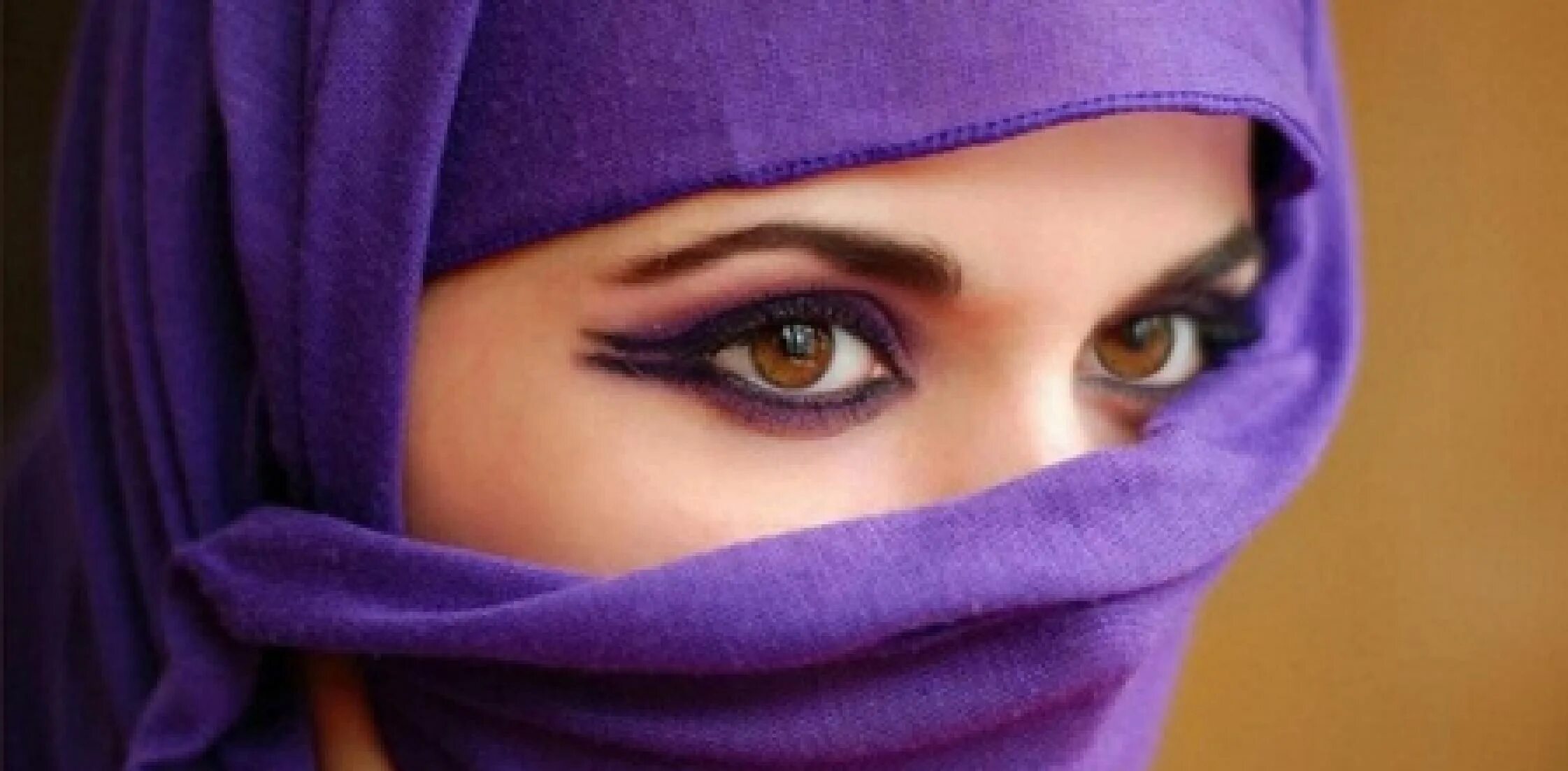 Арабские женщины. Восточная красавица. Арабские женщины в парандже. Девушка в хиджабе.