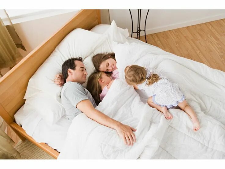 In my parents bed. Сон вместе. Ребенок в кровати с родителями. Кровать для родителей. Позы для совместного сна с ребенком.