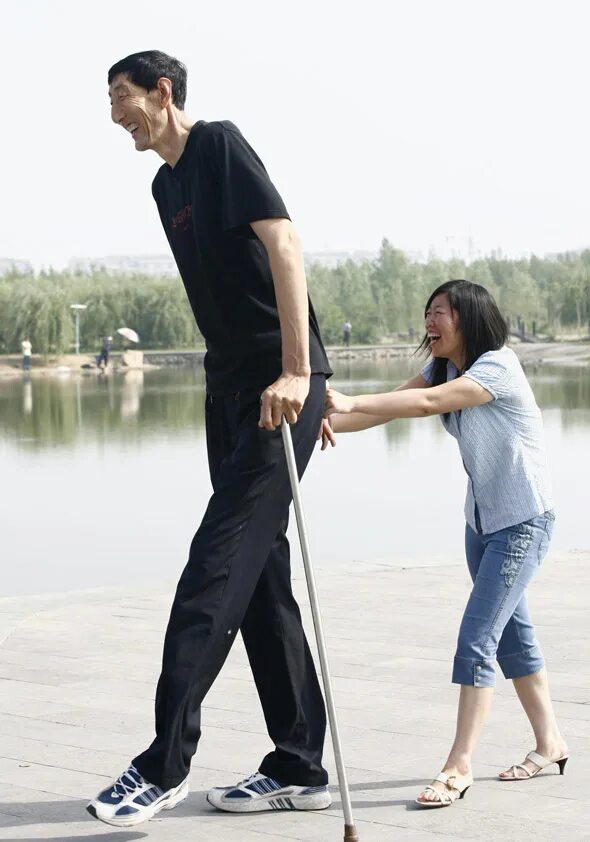 Как стать высоким человеком. Высокий человек. Высокий мужик. Высокий и низкий человек. Парень 2 метра.