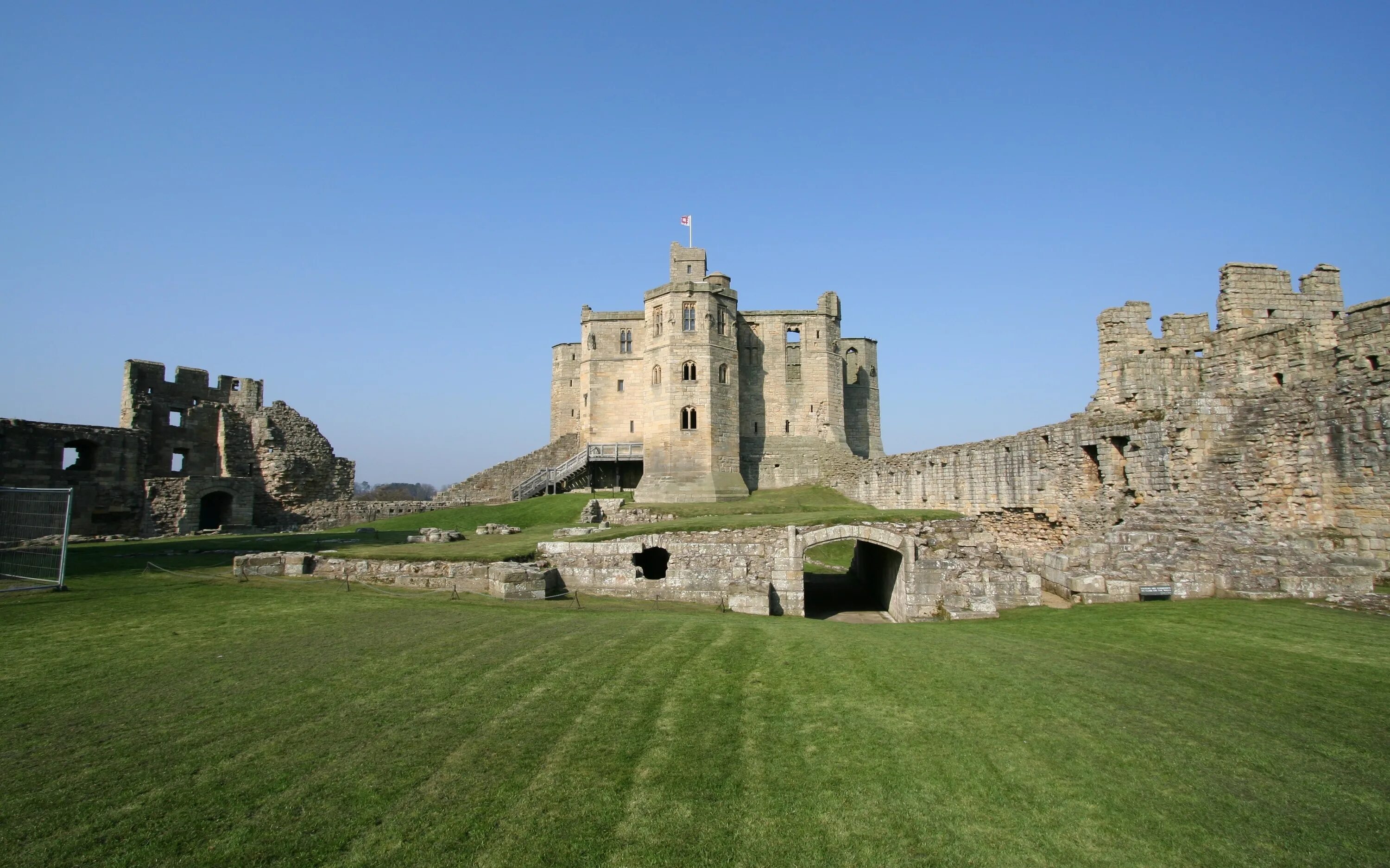 Крепости древности. Замок Варкворт Нортумберленд. Замок Уоркуэрт Англия. Нортумберленд руины аббатства. Греоулд Касл монастырь.