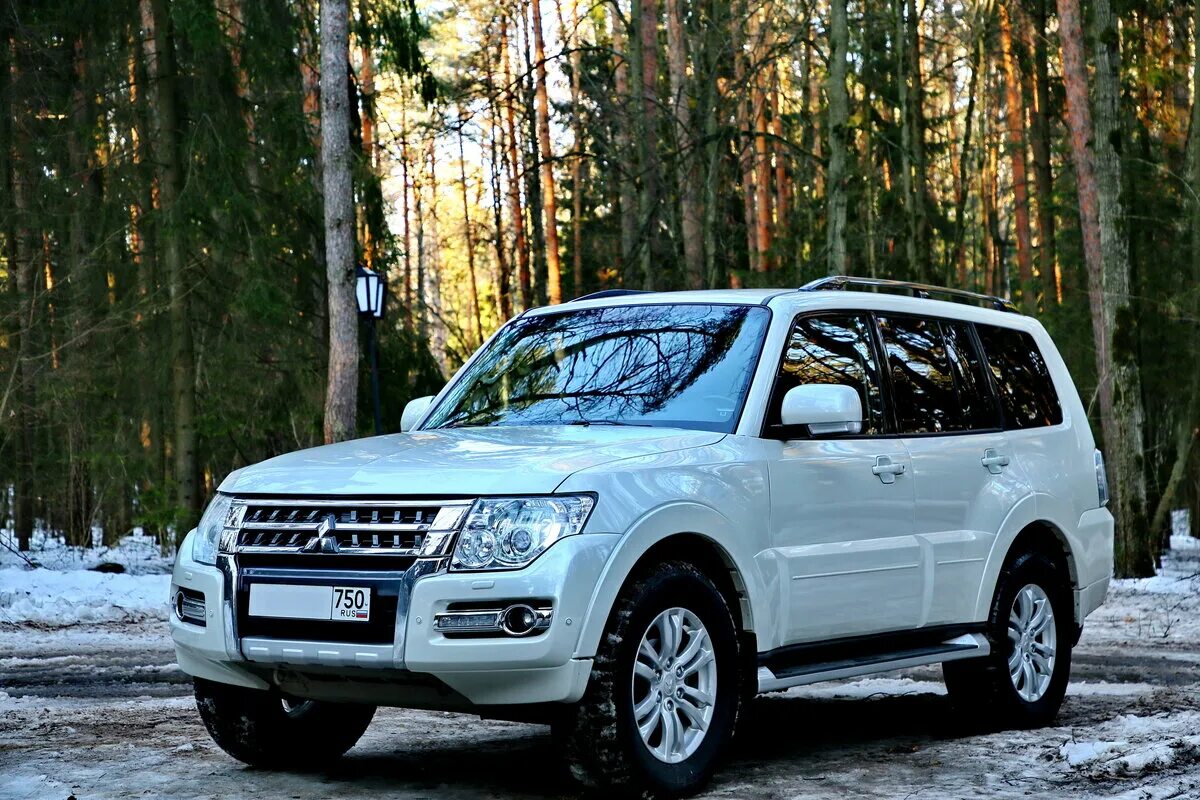 Мицубиси паджеро 2014. Mitsubishi Pajero 4 White. Mitsubishi Pajero 4 белый. Митсубиси Паджеро 4 Рестайлинг. Mitsubishi Pajero IV Рестайлинг.