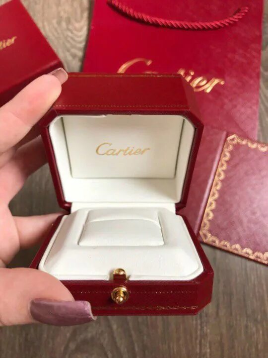 Cartier коробочка. Оригинальная коробка cartier. Cartier коробка. Cartier упаковка. Cartier коробка для обручальных колец.