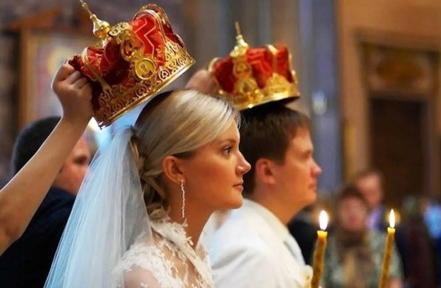 Христианская семья венчание. Венчание в церкви венцы. Таинство венчания в православной церкви. Венчание в православном храме.