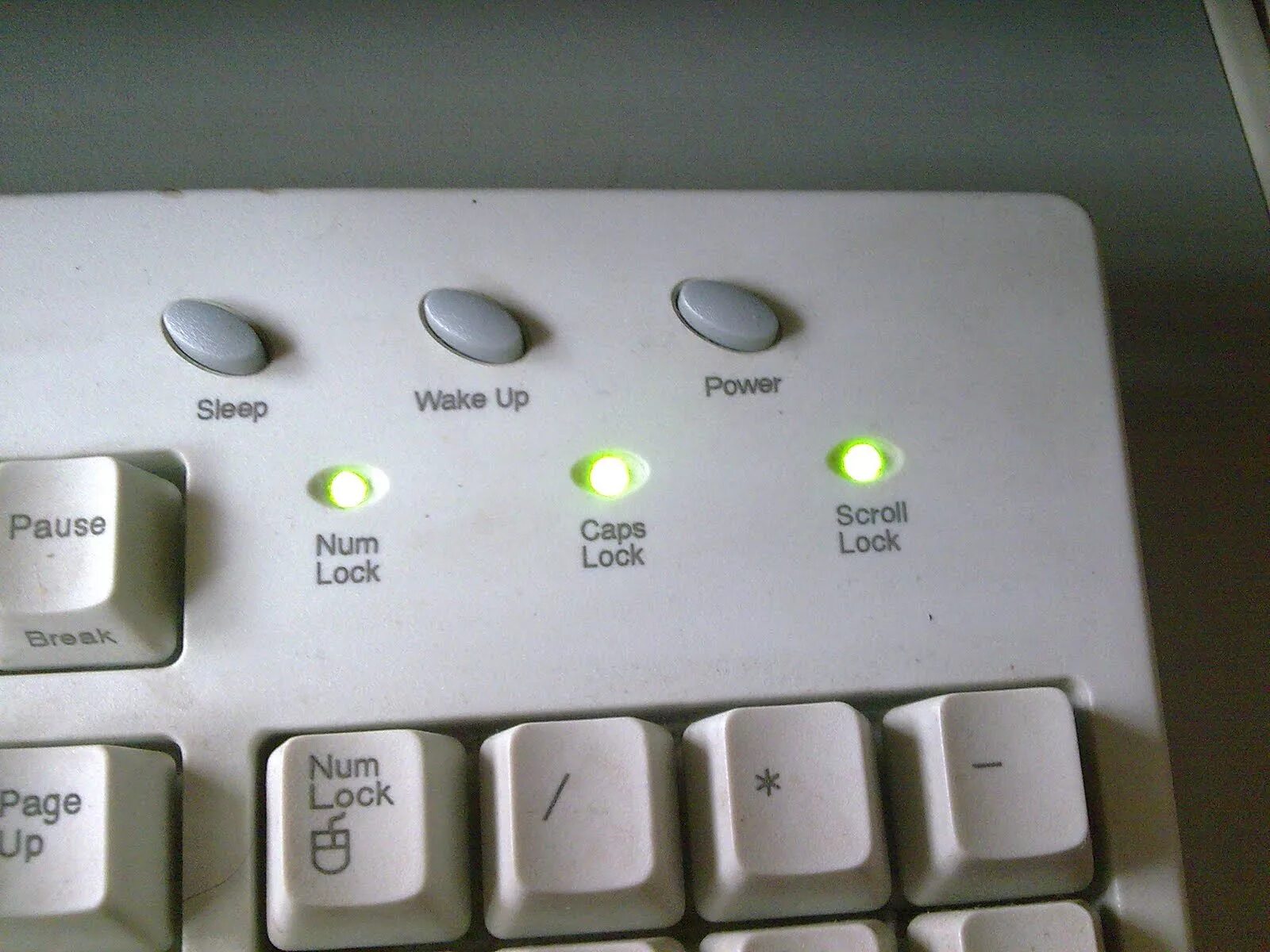 Что делает scroll. Scroll lock подсветка. indicator lights на клавиатуре. numlock vbs sendkeys.