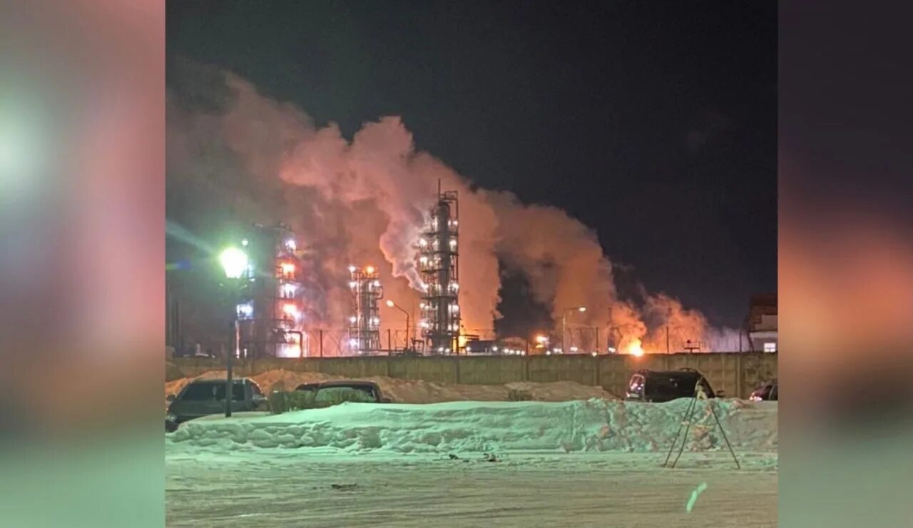 Взрыв на нпз в новокуйбышевске. Пожар на НПЗ Ярославль. Ярославль НПЗ взрыв. Завод имени Менделеева Ярославль взрыв. Огни нефтеналивного завода в Ярославле.