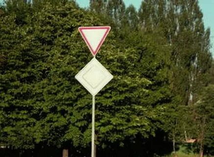 Уступите дорогу группа знаков