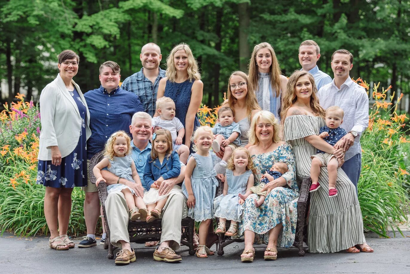 Родственники. Большая семья. Фотосессия большой семьи. Большая счастливая семья. Портрет большой семьи.