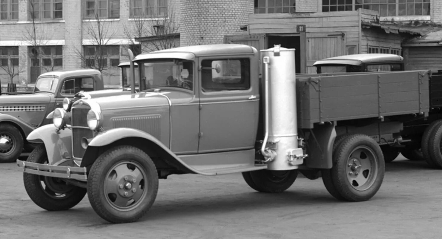 ГАЗ-42 газогенераторный. ЗИС-5 газогенераторный. ЗИС на дровах. Фольксваген 1936 газогенераторный.