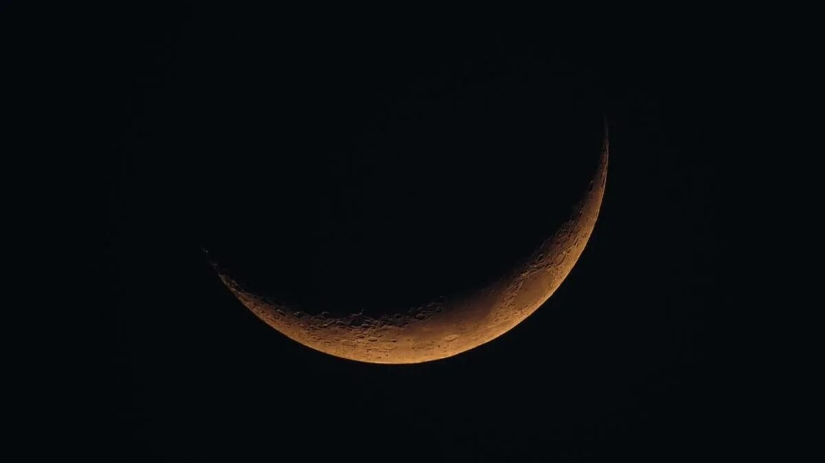 Новолуние. Молодая Луна. Новолуние фото. Луна новолуние. Новая луна в апреле 2024