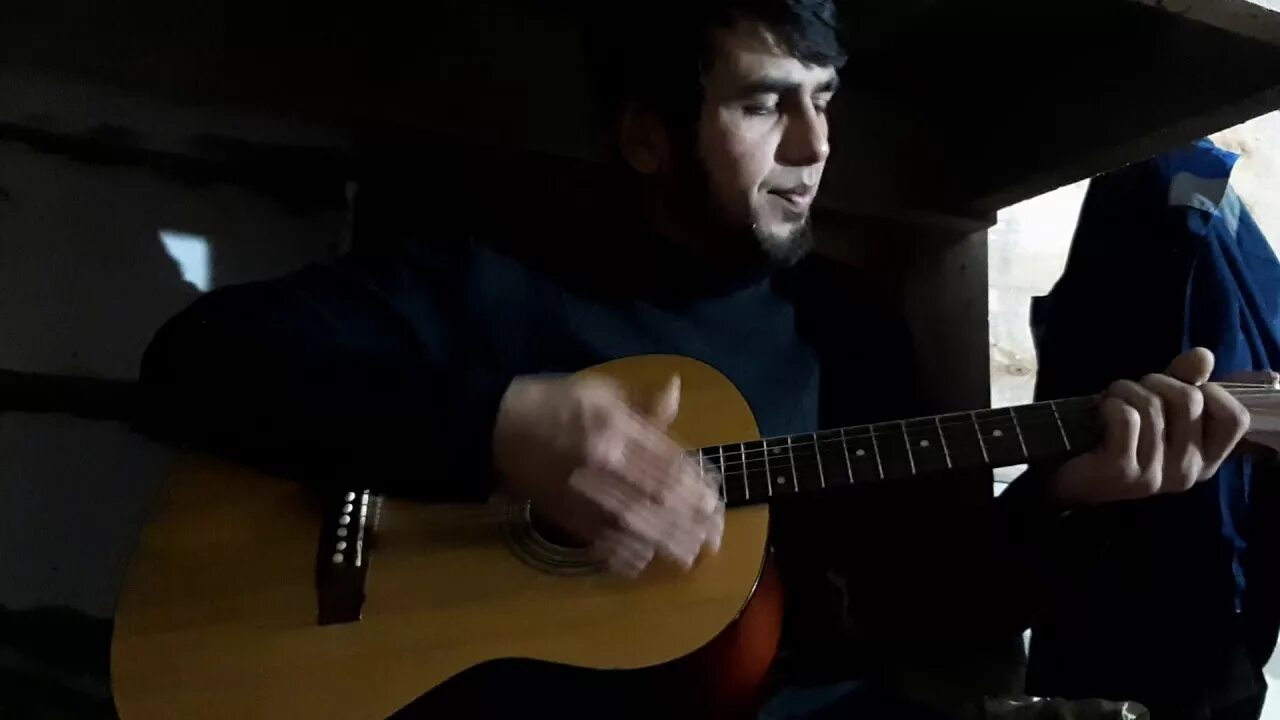 Таджик играет. Гитарист таджик. Таджикская гитара. Таджик с гитарой. Талантливый таджик поет.
