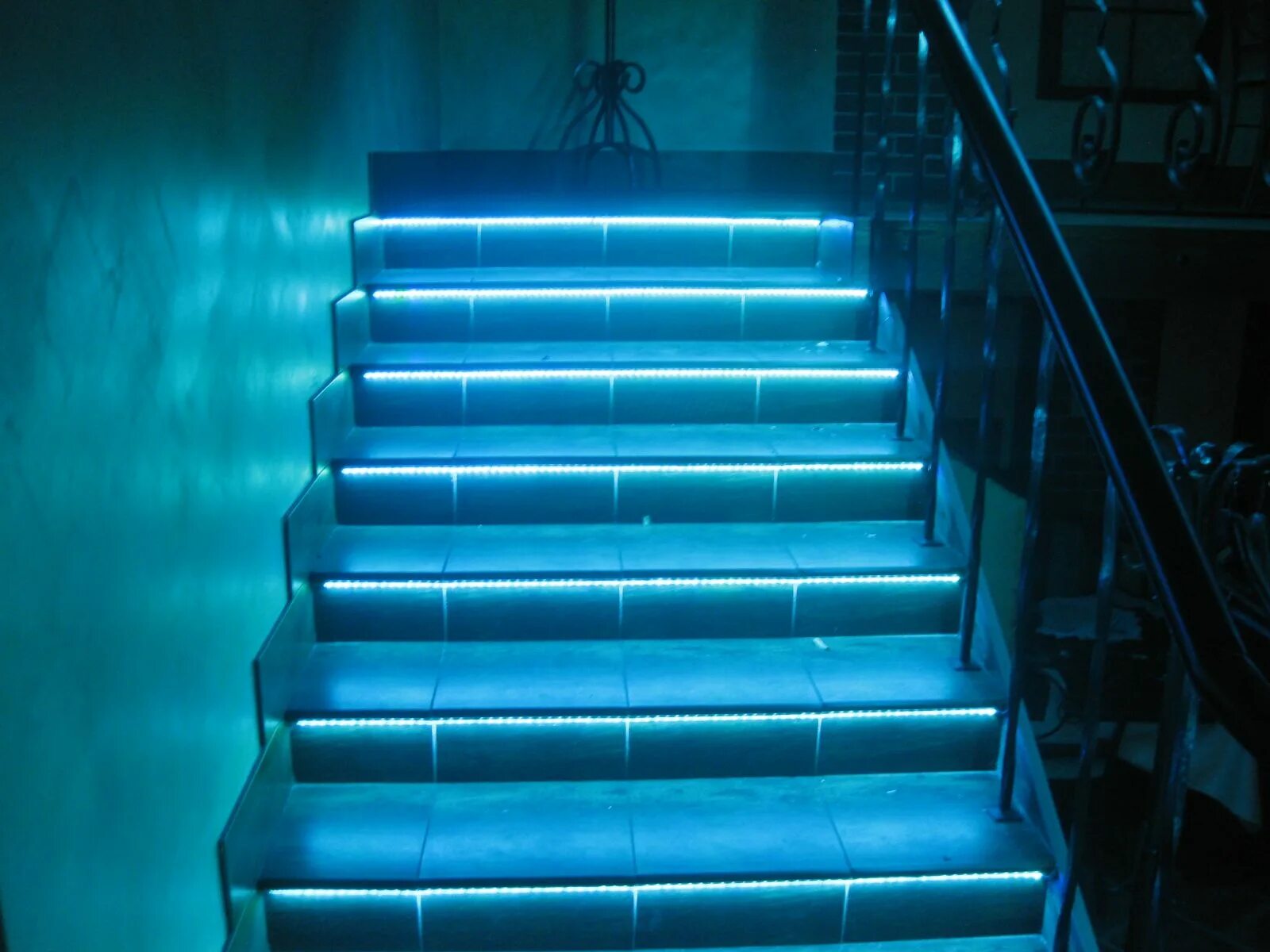 Подсветка лестницы. Светодиодная подсветка лестницы. Лестница с неоновой подсветкой. Неоновая подсветка лестницы. Подсветка лестницы лентой