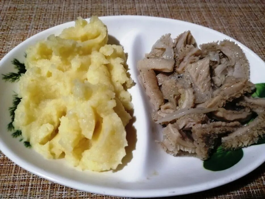 жареный говяжий рубец. рулет из рубца. говяжий рубец рецепты. рулет из субпродуктов. субпродукты рубец говяжий.