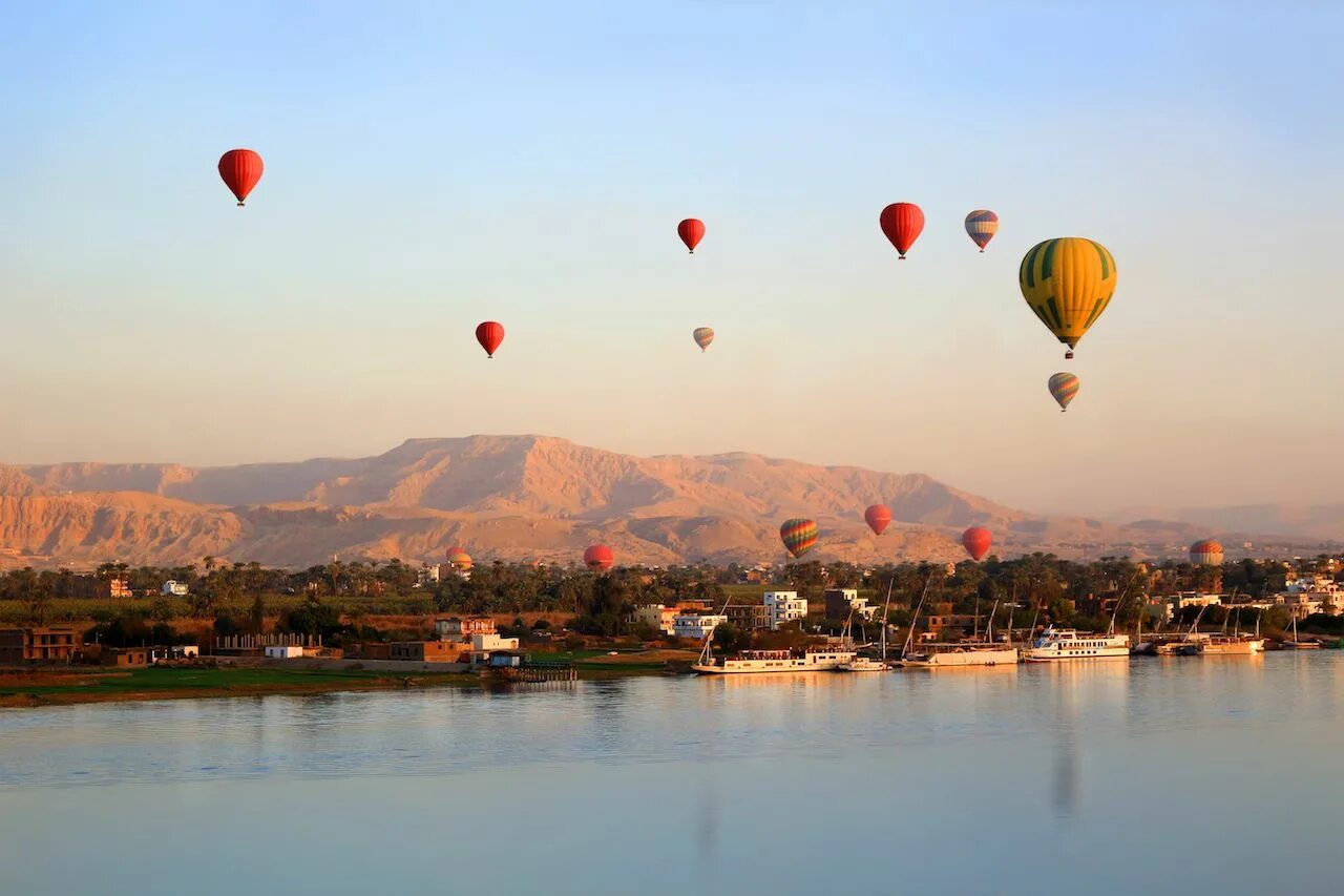 Floating over. Луксор Египет воздушные шары. Луксор полет на воздушном шаре. Полет на воздушном шаре в Луксоре. Воздушные шары над Вильнюсом.