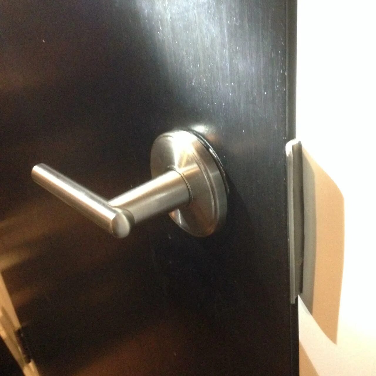 Дверная ручка с защелкой для входной двери без замка. Дверная ручка с защелкой для входной двери. Ручка дверная для входной металлической двери с защелкой. Дверная ручка для входной двери без замка т 5.