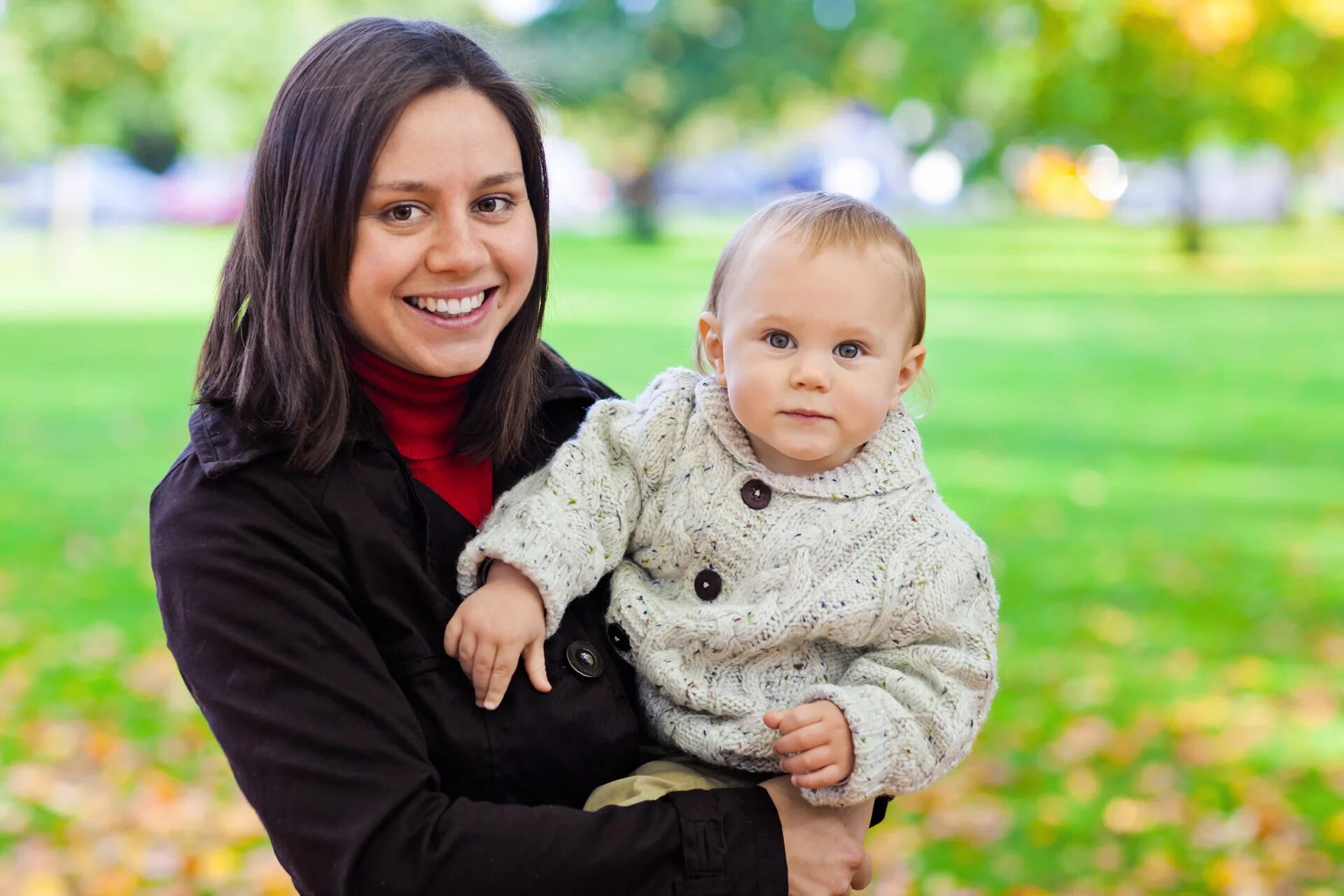 Mom and child. Женщина с ребенком. Мать с ребенком. Обычная женщина с детьми. Молодая мама.