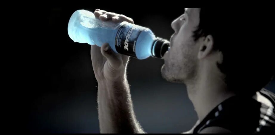 Powerade футболисты. Футболист пьет воду. Powerade напиток футболистов. Какую воду пьют футболисты. Drink see go