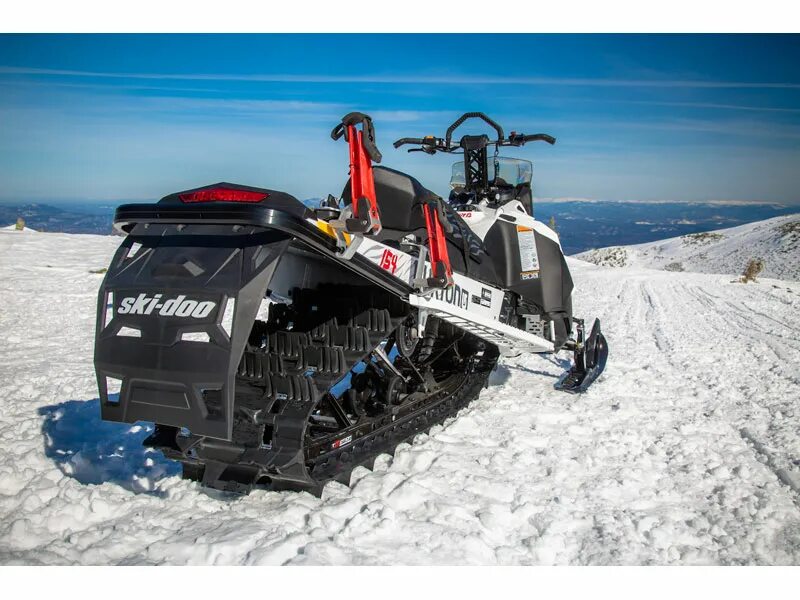 Снегоходы тест драйв. BRP Ski Doo Summit Burton. Крепление для сноуборда на снегоход. Сноуборд снегоход. Крепеж для сноубордов на снегоход.