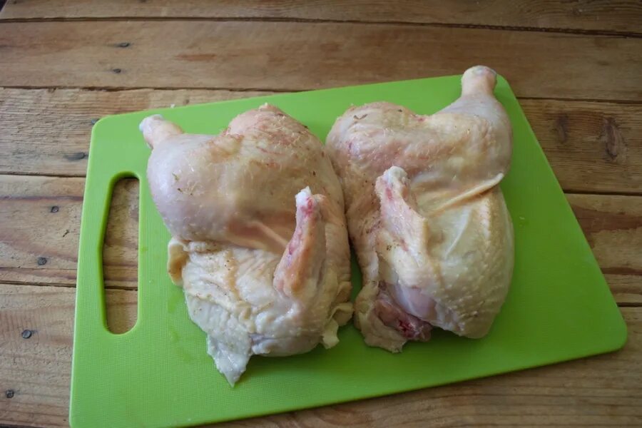 Тушка курицы разрезанная. Курица разрезанная пополам. Разрезать курицу для запекания. Чтобы домашняя курица была мягкой