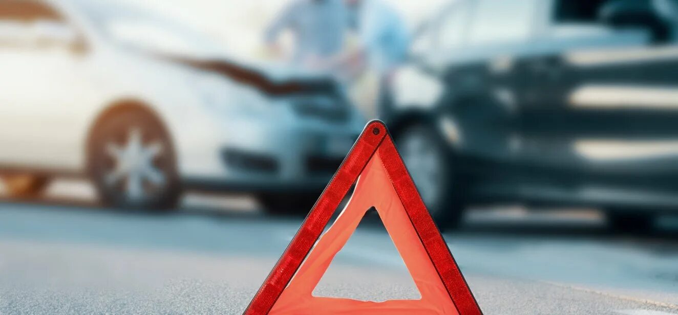 Автоюрист. Автоюрист. Осмотр машины. Аварийный знак на дороге. Парень возле разбитой машины.