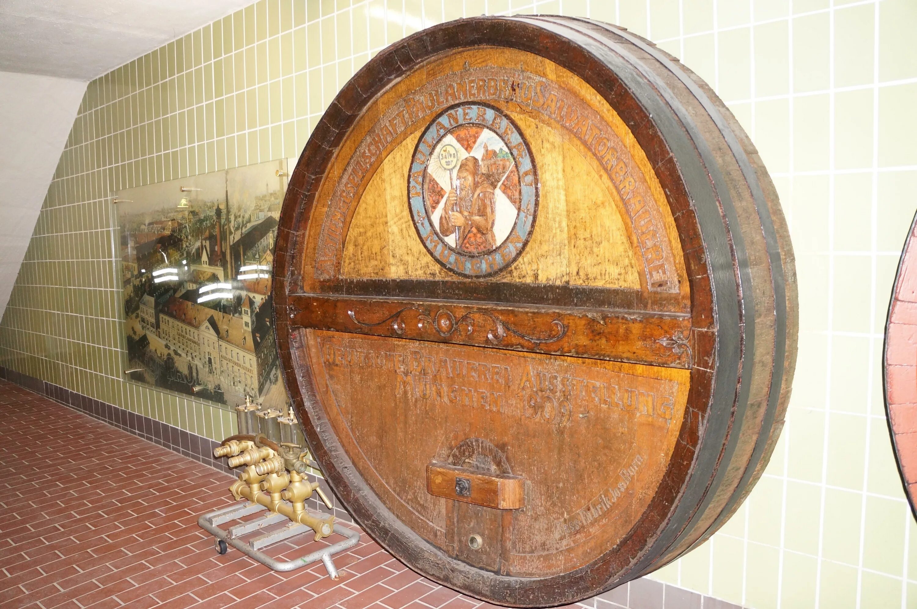 Придворная пивоварня Хофбройхаус. Мюнхен пивной бар Гитлера. Старинная пивоварня. Винные бочки старинные. Старинная пивная