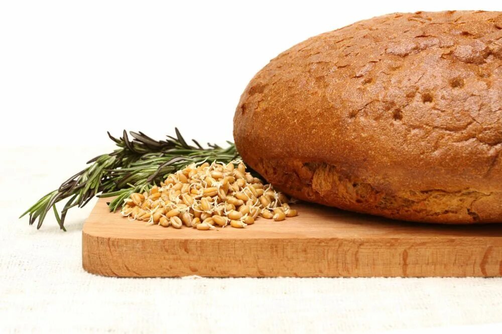 Хлеб из пророщенной пшеницы. Пшеничный хлеб. Хлеб из пророщенных зерен. Хлеб с пророщенным зерном.