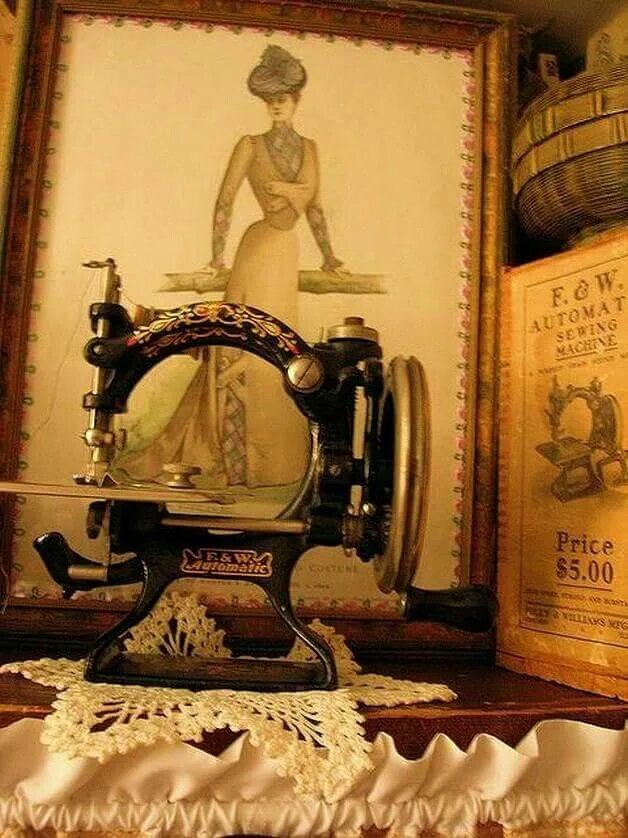 Мастерские швейных машинок. Швейная машинка Зингер 19 века. Швейная машинка Зингер Белошвейка 19 века. Машинка Зингер Винтаж швейная Винтаж. Швейная машинка Зингер ретро.