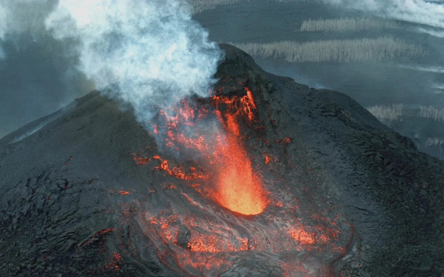 Вулкан это геологическое образование. Анюйский вулкан чукотка. Вулканические образования. Вулкан (геология). Вулкан (геология).