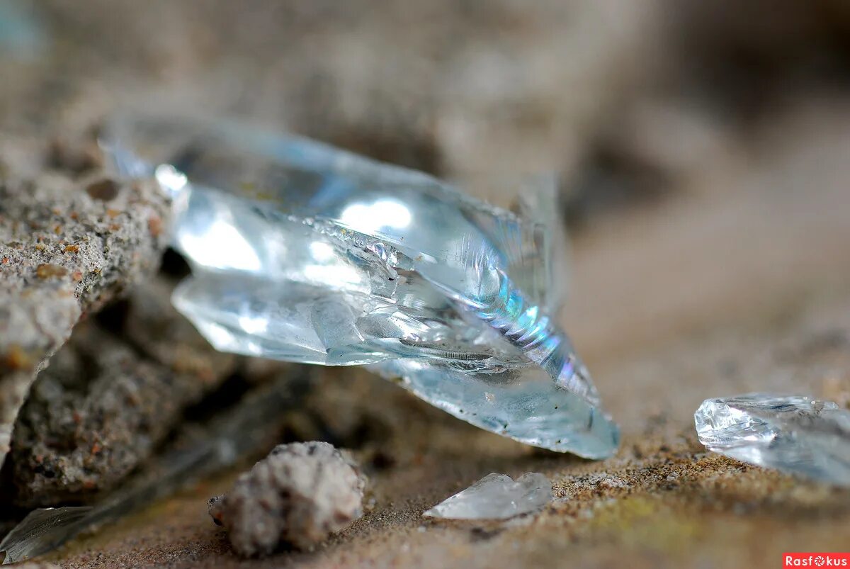 Разбитые судьбы. Разбитое стекло вдребезги. Сломанный лед. Маленький осколок стекла. Осколки льда.