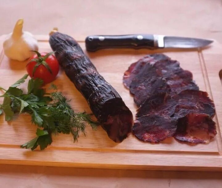 Казы сырое. Конская колбаса татарская казылык. колбаса казылык сыровяленая. колбаса конская сыровяленая казылык. колбаса татарская сыровяленая.