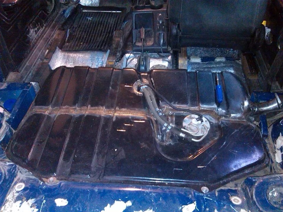Какой бак у нивы. Топливный бак нива ваз 2121. топливный бак ваз-2131 шевроле-нива. ваз 2131 нива бак топливный. бак нива 21213 карбюратор.