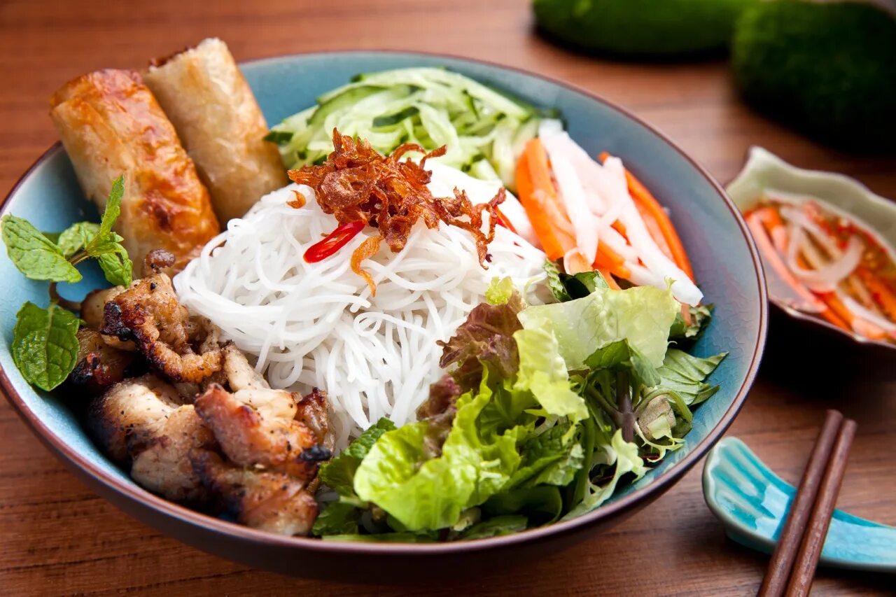 Cyclo вьетнамская кухня. Bún thịt nướng. Bun thit nuong. Салаты вьетнамской кухни. Том Вьетнамская кухня.
