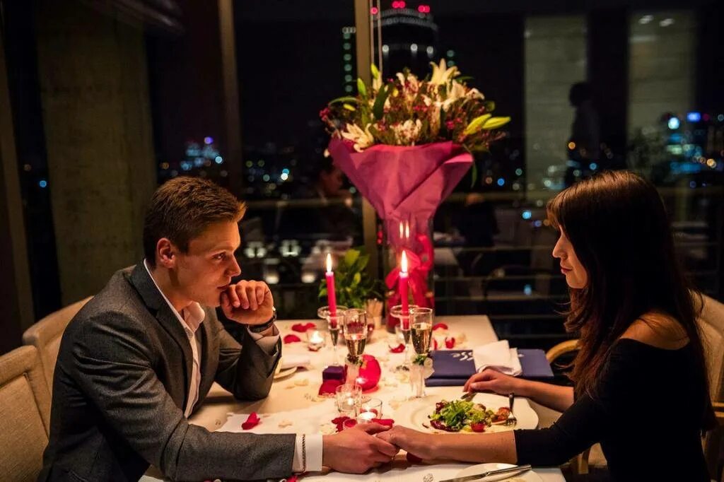 Сделать предложение на людях. Романтическое свидание. Свидание в кафе. Мужчина и женщина романтический ужин. Романтический ужин в ресторане.