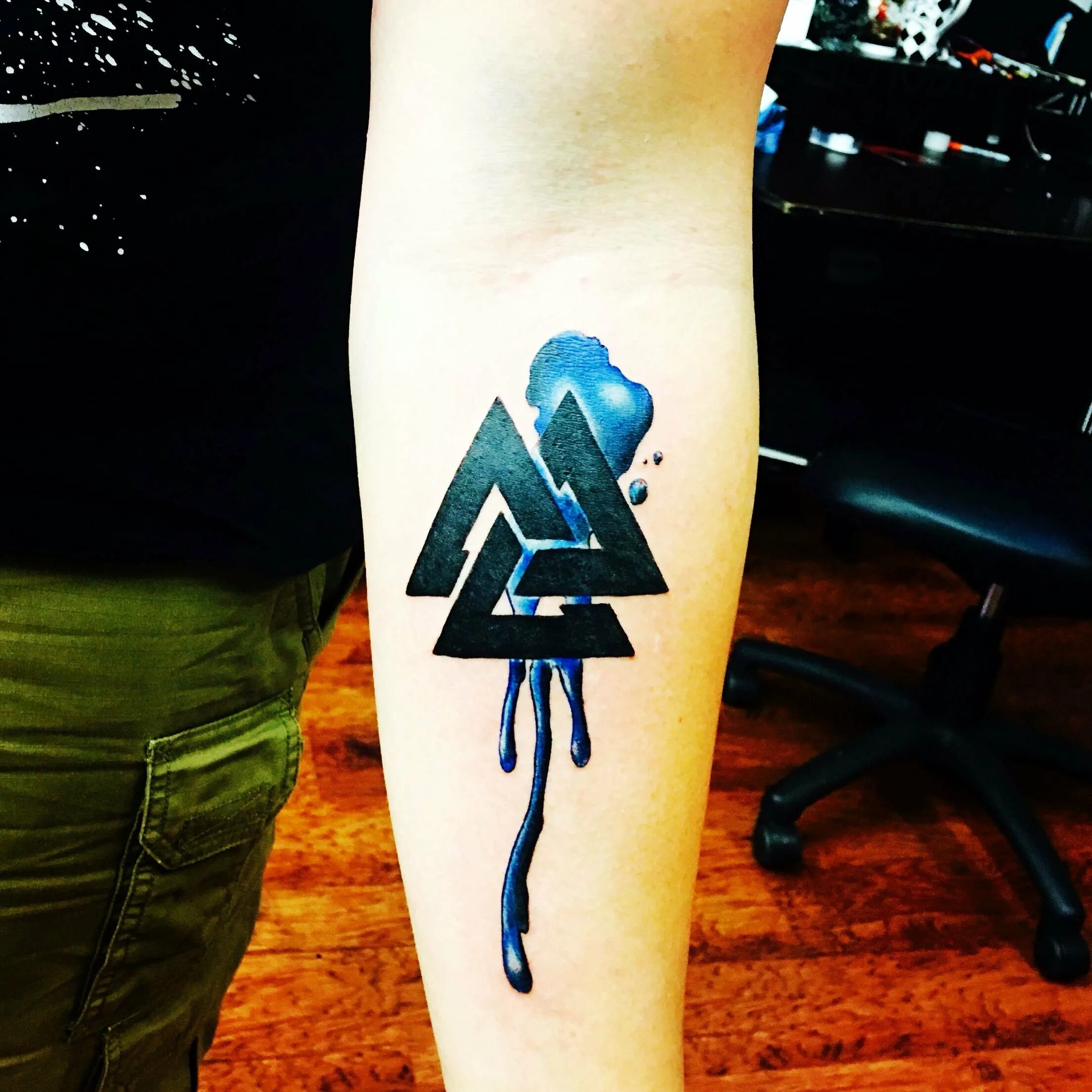 Китайский символ силы. Тату символ силы и упорства. Валькнут tattoo. Тату означающее силу и власть. Татуировка означающая силу.