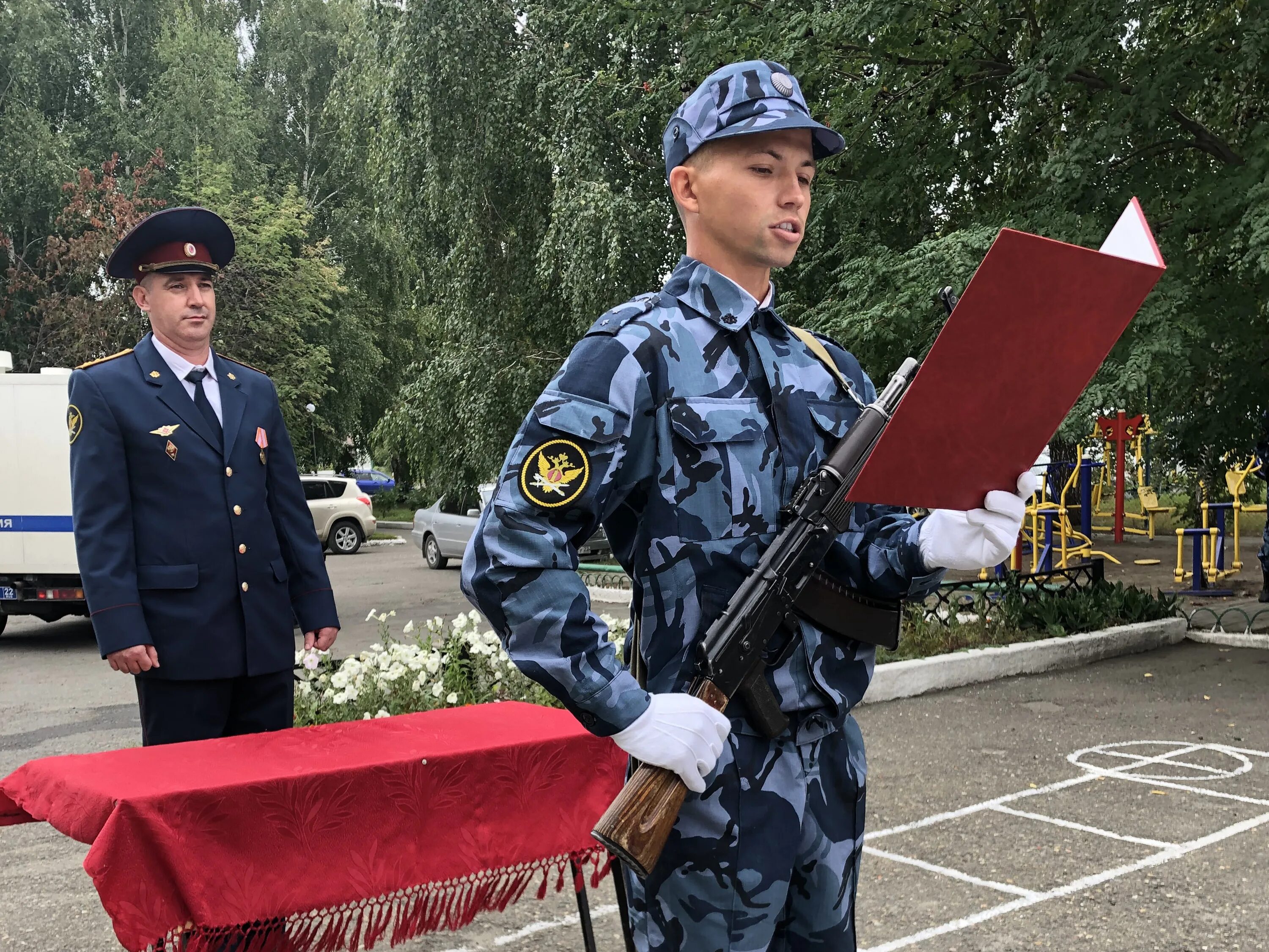 Сайт уфсин по алтайскому краю. Сотрудник УФСИН. Присяга УФСИН. УФСИН по Алтайскому краю. Сотрудник УФСИН на присяге.