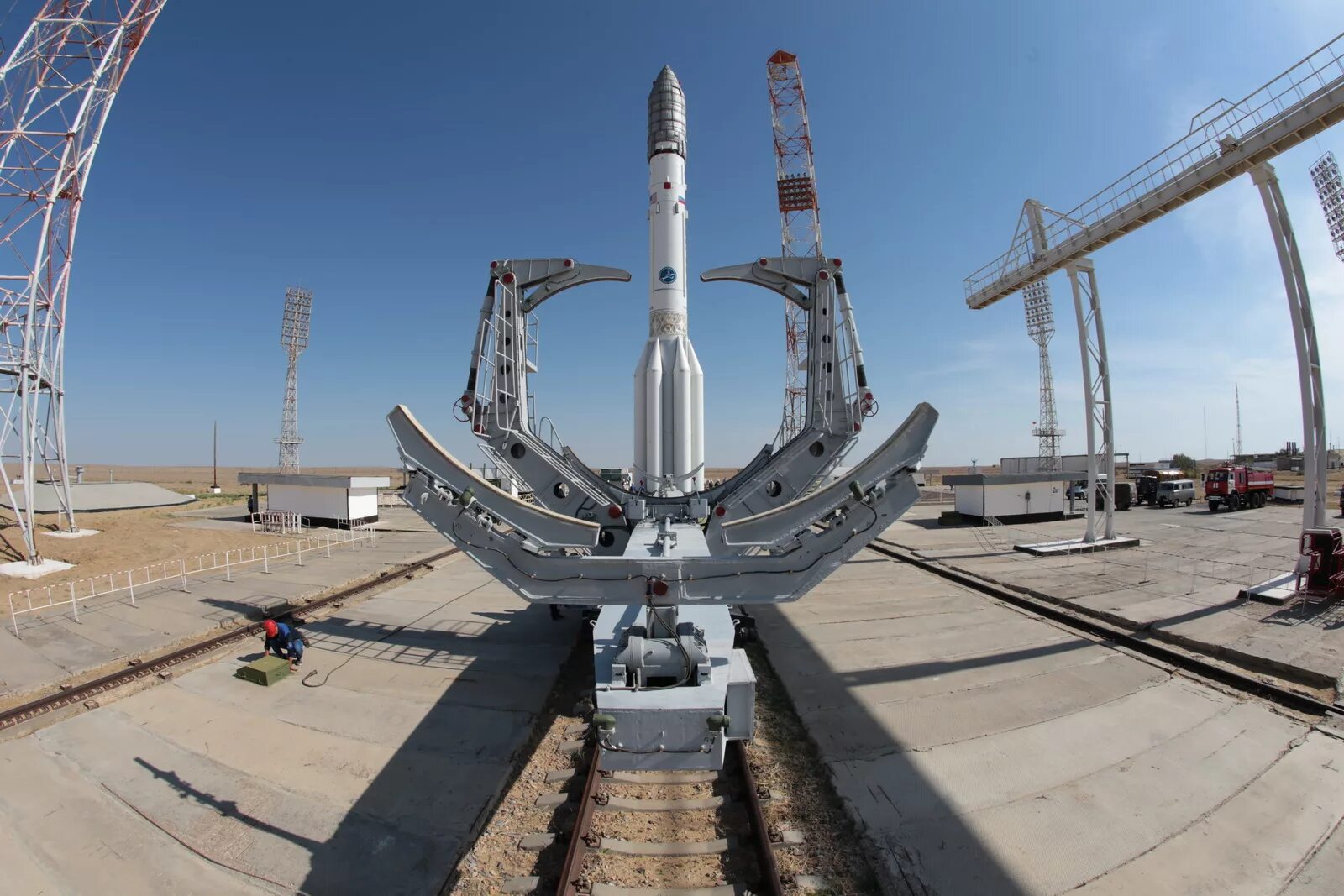 Космодром байконур. Ракета на космодроме байконур. Запуск ракеты с космодрома байконур. Казахстан байконур космодром. Космодром байконур.
