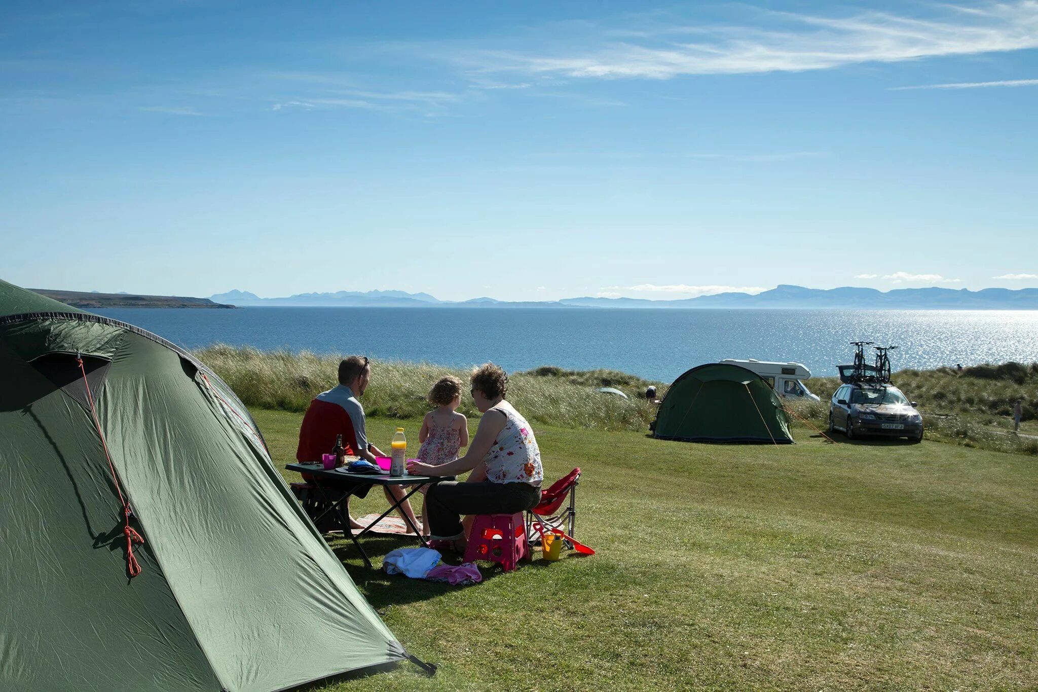 Кемпинг Холидей. Палаточный городок у моря. Палаточный лагерь на море. Палаточный лагерь для детей.