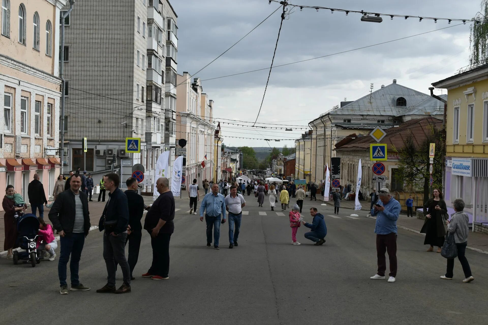 Спасская 3 фото. Пешеходная Спасская Киров. Пешеходная улица Спасская Киров. Спасская 3 Ульяновск. Открытие пешеходной улицы Спасская Киров.