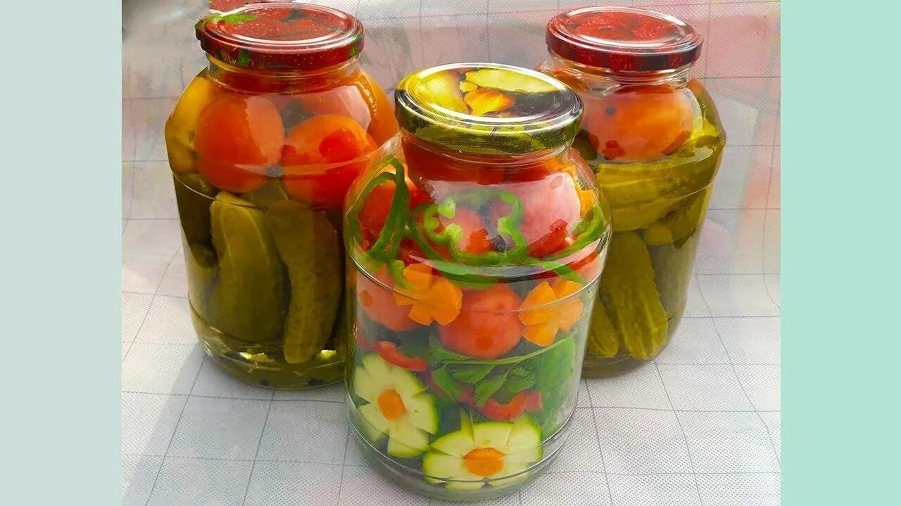 Маринованные огурцы и помидоры ассорти. Ассорти закатка. Ассорти на зиму помидоры и огурцы. Маринад ассорти огурцов и помидоров на 1 литр. Рецепт огурцы помидоры в литровой.