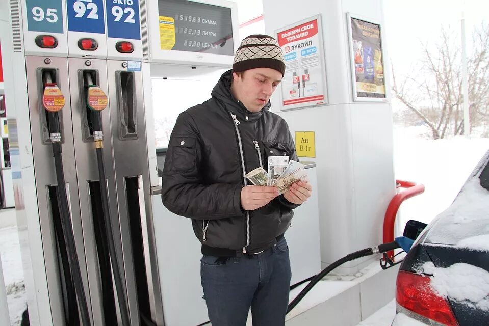 Бензин подорожал сегодня. Немец авто Челябинск. Заправка автобуса топливом. Плохой бензин фото. Солярис запоавил плозим бегзином.