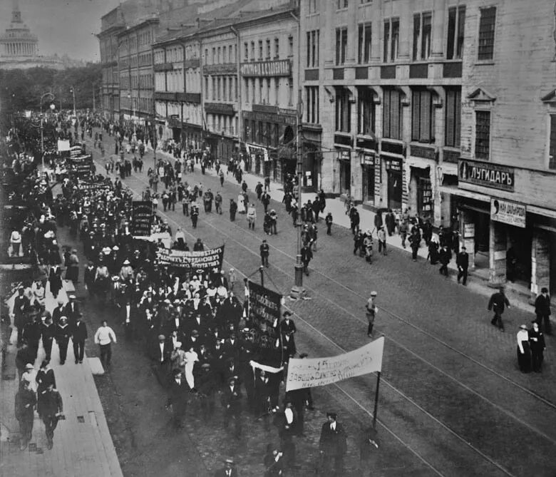 Санкт-Петербург 1917. Демонстрации на Невском проспекте в Петербурге в 1918. Петербург 1917.