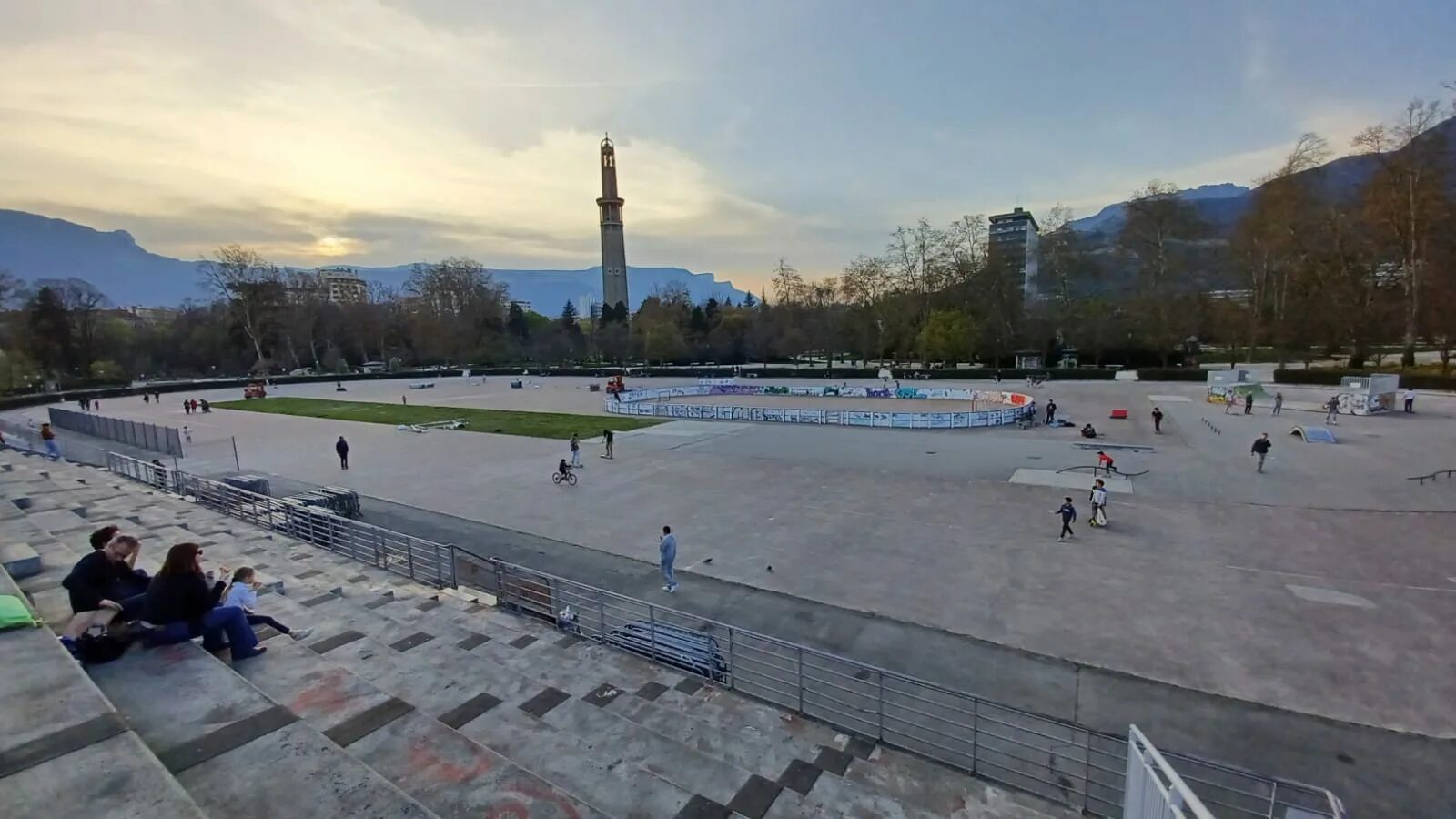 Бастия гренобль. Skate Rink Parc Paul Mistral, anneau de Vitesse Grenoble. Гренобль Ледовый дворец. Олимпийский овал Гренобля. Олимпийского катка в Гренобле.