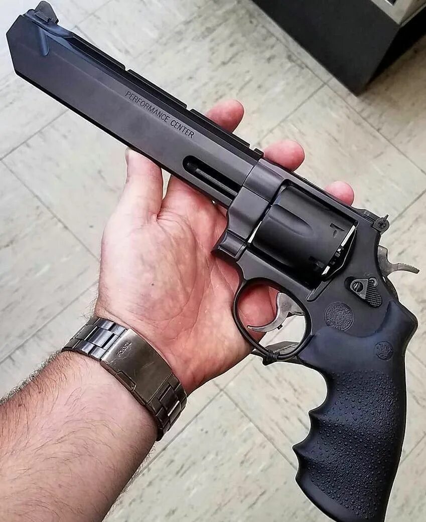 Магнум black meza. Черный магнум. Черный магнум. Черны magnum 357. Taurus raging bull 44 magnum.
